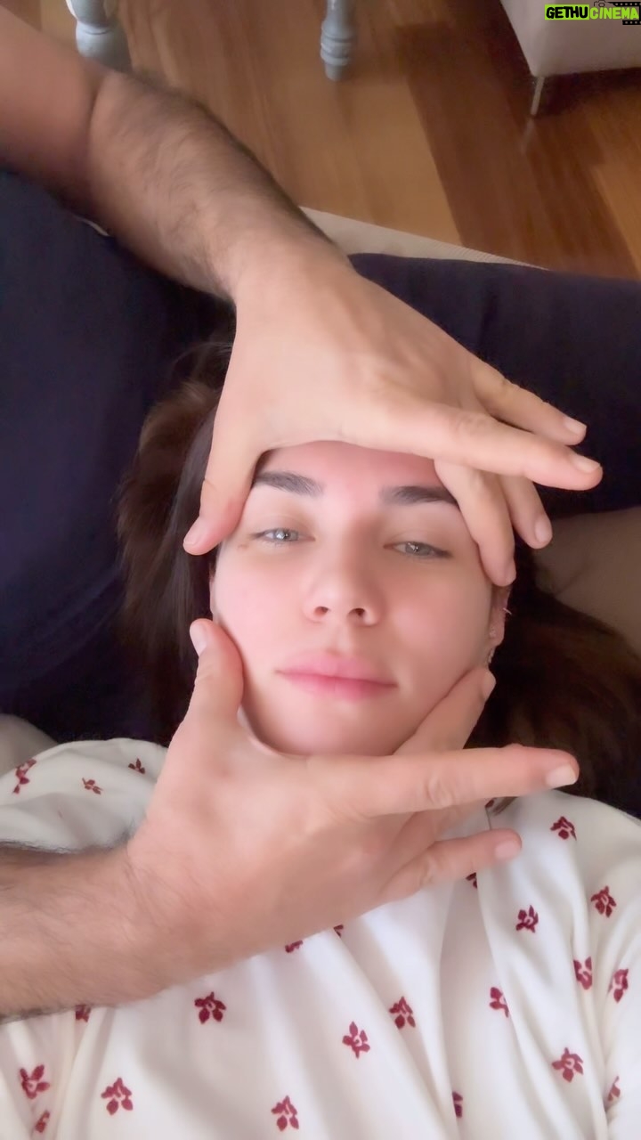 Buse Varol Instagram - Estetikte son nokta🤣🤣 @alisanofficial hocamla ön görüşmeyi yaptık,yarin ameliyata alacak beni , sonuçları paylaşacağım😝 ben Fransiz askisi istedim, o italyan salatasi yapacakmış🤪🤪 Bu sıcak görüşme için teşekkürler hocam❤️