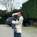 Buse Varol Instagram - Ellerimiz hiç ayrılmasın güzel kızım🙌🏻 çok seviyorum🤎🧸