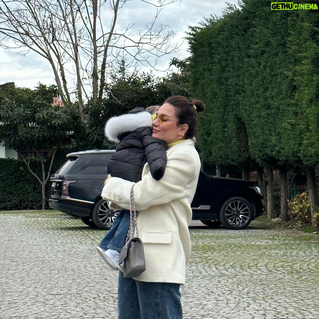 Buse Varol Instagram - Ellerimiz hiç ayrılmasın güzel kızım🙌🏻 çok seviyorum🤎🧸