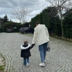 Buse Varol Instagram - Ellerimiz hiç ayrılmasın güzel kızım🙌🏻 çok seviyorum🤎🧸