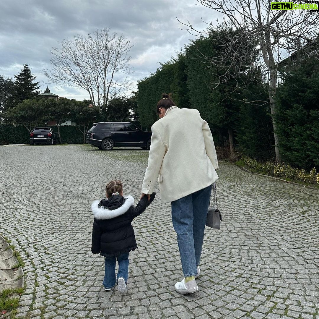 Buse Varol Instagram - Ellerimiz hiç ayrılmasın güzel kızım🙌🏻 çok seviyorum🤎🧸