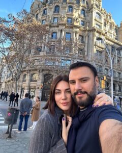 Buse Varol Instagram - ❤️ 2 günlüğüne de olsa başbaşa olmak bize iyi geldi🙏🏼 @alisanofficial Barcelona, Spain
