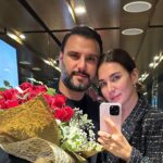 Buse Varol Instagram - Kasım 2017.. 5 seneye neler sığdırdık.. Düşe kalka, acısıyla tatlısıyla.. Ama en güzeli de iki tane pırlanta evladımızla❤️🧿 Beraber yürüyeceğimiz daha çok yolumuz olsun inşallah. Beni her zaman koşulsuz sevdiğin için, çocuklarimiza mükemmel bir baba olduğun için teşekkür ederim🙌🏻🙌🏻 Seni seviyorum kocacım, iyiki sensin.. 🧿 @alisanofficial ❤️❤️