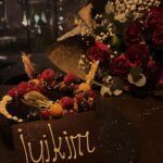 Buse Varol Instagram - Kasım 2017.. 5 seneye neler sığdırdık.. Düşe kalka, acısıyla tatlısıyla.. Ama en güzeli de iki tane pırlanta evladımızla❤️🧿 Beraber yürüyeceğimiz daha çok yolumuz olsun inşallah. Beni her zaman koşulsuz sevdiğin için, çocuklarimiza mükemmel bir baba olduğun için teşekkür ederim🙌🏻🙌🏻 Seni seviyorum kocacım, iyiki sensin.. 🧿 @alisanofficial ❤️❤️