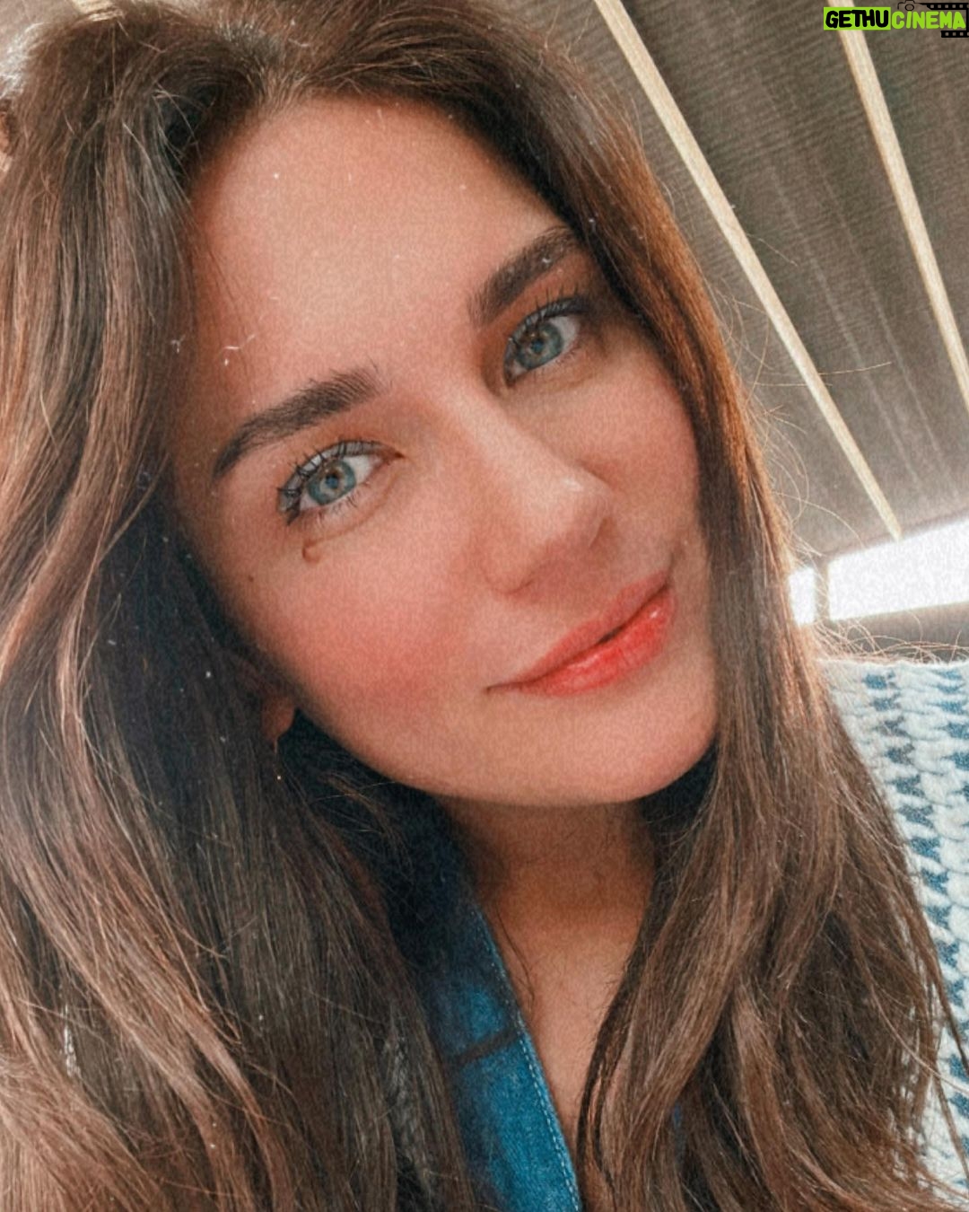 Buse Varol Instagram - İnsan yalnız doğar da...