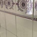 Buse Varol Instagram - Ah dili olsa da anlatsa bu merdivenler babaannemi💙 Bulgaristan'dan gelip dedemle beraber yapmislar bu evi. Her yerinde emekleri, aşkları, yorgunlukları, kavgaları, sesleri, sessizlikleri var.. Eski insan tabii, kıymet biliyor. Şimdiki gibi değil, sevgiyi ilmek ilmek işliyor evlatlarına, torunlarına.. Bir de o eski mutfakta bir güzel yemekler yapıyor ki sormayın..Yiyen bir daha yiyiyor. Her gece yatarken mutlaka kapıyı 'filleyin' (kilitleyin) diyor. Onlar Bulgaristan'da öyle diyormuş. Sonra oturtuyor bizi anlatıyor anılarını. Aslında gerçek adım Haşmur benim ama Türkiye'de Fikriye koydular diyor. Sen Haşmur da olsan, Fikriye de olsan bu dünyadaki kanatsız bir melektin, eminim şuanda da en güzel yerdesin🕊️ Seneler geçti ama evin hâla bıraktığın gibi.. Seni özlüyorum babaannem❤️