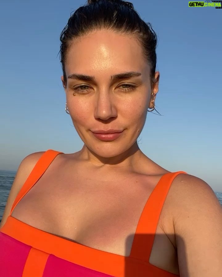 Buse Varol Instagram - Güneşe bakamayanlar 🙋🏻♀️☀️🤗 Limak Cyprus Deluxe Hotel