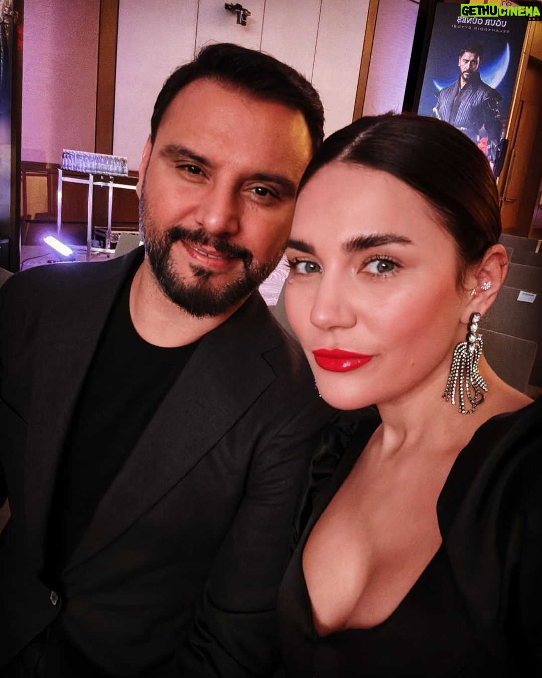 Buse Varol Instagram - Bugün ikimiz için de çok anlamlı bir gün.. ilk buluşmamız🥰 Üzerinden koskoca 6 sene geçti.. Çok kez mutlu da olduk, çok zor zamanlar da geçirdik. Evlatlarımızla nice yıllar el ele olalim🙏🏼 iyi ki sen kocacim❤️ Seni seviyorum✨ #14kasım @alisanofficial