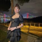 Buse Varol Instagram – Bu yeni yaşımda ne kadar güzel dostlar biriktirdiğimi bir kez daha anladım.. Hayatın bana verdiği tüm güzelliklere bin şükür🙏🏼 Bana kendimi özel hissettirdiğiniz için arayan, soran, mesaj yollayan, çiçekleriyle evimi güzelleştiren tüüm sevdiklerime teşekkür ediyorum, iyiki varsiniz🍀 Hayat sevince ve sevilince güzel.. iyiki….✨