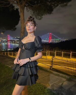 Buse Varol Instagram - Bu yeni yaşımda ne kadar güzel dostlar biriktirdiğimi bir kez daha anladım.. Hayatın bana verdiği tüm güzelliklere bin şükür🙏🏼 Bana kendimi özel hissettirdiğiniz için arayan, soran, mesaj yollayan, çiçekleriyle evimi güzelleştiren tüüm sevdiklerime teşekkür ediyorum, iyiki varsiniz🍀 Hayat sevince ve sevilince güzel.. iyiki....✨