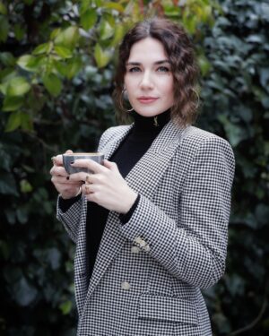 Buse Varol Instagram - İşte öyle birşey 🖤 photo @efekaplan 📸