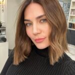Buse Varol Instagram - Arkamdaki şampuan standını ve taranmamış kaşlarımı görmezsek bence iyi fotoğraf🙃🥰