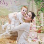 Buse Varol Instagram - 6 Şubat 2022..Bugün 1 yaşındasın annecim🎈 Daha hayatın okadar başındasın ki; seni üzenler olacak, yollarına taş koyanlar, belki bazen ağlatanlar... ama bunların yanında sarıp sarmalayanlar da olacak, seni sen olduğun için sevenler de, seni yarı yolda bırakanlar da olacak, seninle aynı yolu yürüyenler de.. Hayatı öğrenecek çoook uzun yılarrr yaşamak nasip etsin Allah🙌🏻 Tek dileğim merhametli ve vicdanlı biri olman.. Seni çook seviyorum benim mucizem✨ Annen olarak yaşadığım sürece hep yanında, yanınızda olacağım, iyiki beni seçtin Eliz'im.....🌸💓