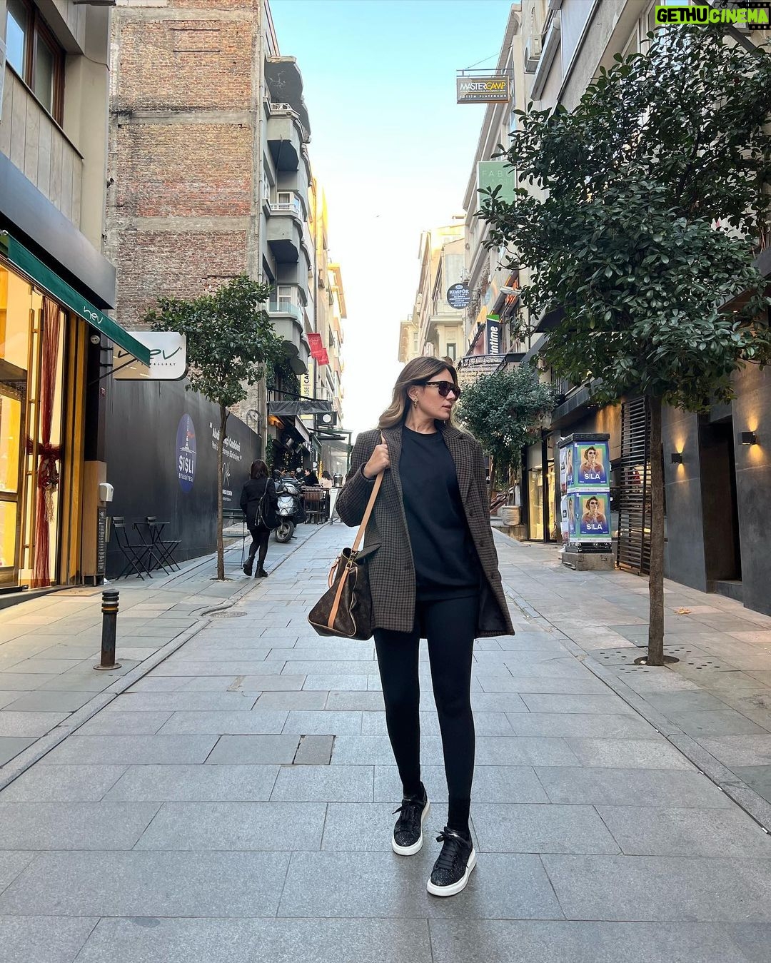 Buse Varol Instagram - Street πΆπ»ββοΈπ£