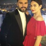 Buse Varol Instagram - Son nefesime kadar seninle el ele, diz dize olmak dileğim.. Seni çok seviyorum sevgilim❤️ Daha nice yıllara çocuklarımızla ✨ İYİKi🙌🏻
