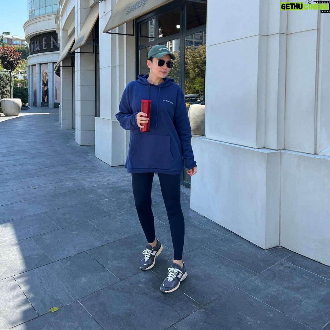 Buse Varol Instagram - Bugün benim için güzel ve heyecanlı bir gün💙 ✨🙌🏻