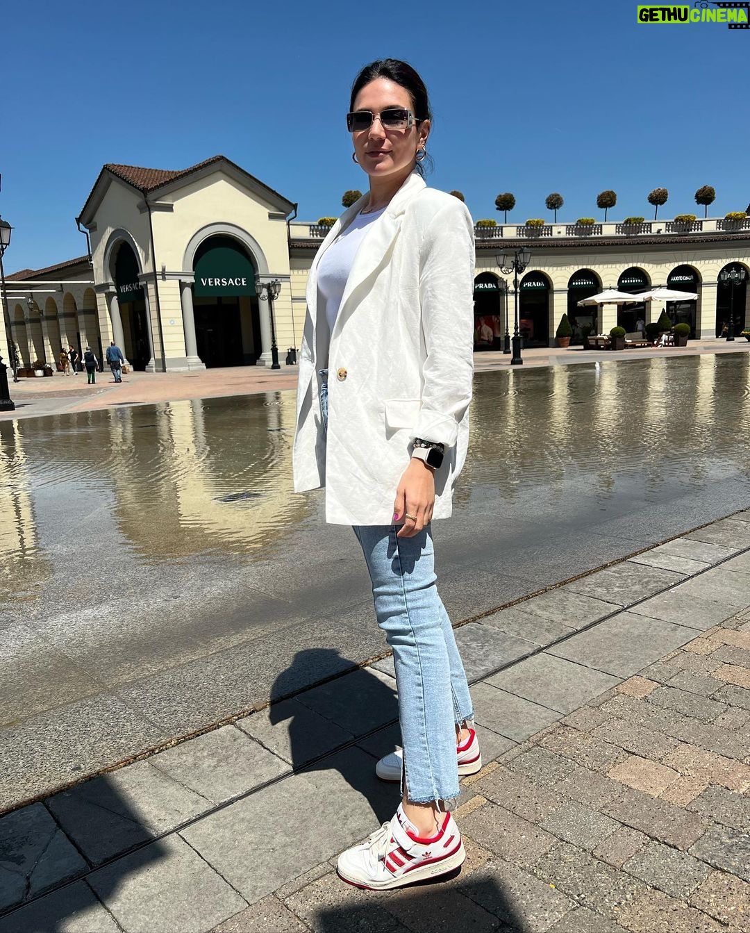 Buse Varol Instagram - 🤍🍀 Serravalle Designer Outlet
