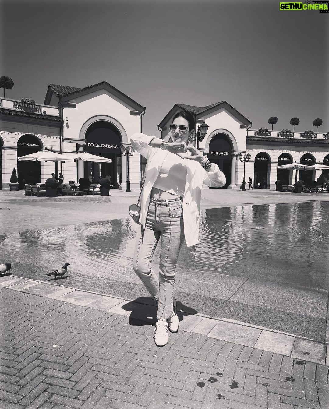 Buse Varol Instagram - 🤍🍀 Serravalle Designer Outlet
