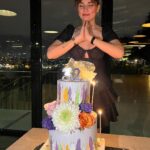 Buse Varol Instagram – Bu yeni yaşımda ne kadar güzel dostlar biriktirdiğimi bir kez daha anladım.. Hayatın bana verdiği tüm güzelliklere bin şükür🙏🏼 Bana kendimi özel hissettirdiğiniz için arayan, soran, mesaj yollayan, çiçekleriyle evimi güzelleştiren tüüm sevdiklerime teşekkür ediyorum, iyiki varsiniz🍀 Hayat sevince ve sevilince güzel.. iyiki….✨