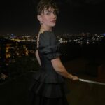 Buse Varol Instagram – Bu yeni yaşımda ne kadar güzel dostlar biriktirdiğimi bir kez daha anladım.. Hayatın bana verdiği tüm güzelliklere bin şükür🙏🏼 Bana kendimi özel hissettirdiğiniz için arayan, soran, mesaj yollayan, çiçekleriyle evimi güzelleştiren tüüm sevdiklerime teşekkür ediyorum, iyiki varsiniz🍀 Hayat sevince ve sevilince güzel.. iyiki….✨