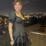 Buse Varol Instagram – Bu yeni yaşımda ne kadar güzel dostlar biriktirdiğimi bir kez daha anladım.. Hayatın bana verdiği tüm güzelliklere bin şükür🙏🏼 Bana kendimi özel hissettirdiğiniz için arayan, soran, mesaj yollayan, çiçekleriyle evimi güzelleştiren tüüm sevdiklerime teşekkür ediyorum, iyiki varsiniz🍀 Hayat sevince ve sevilince güzel.. iyiki….✨