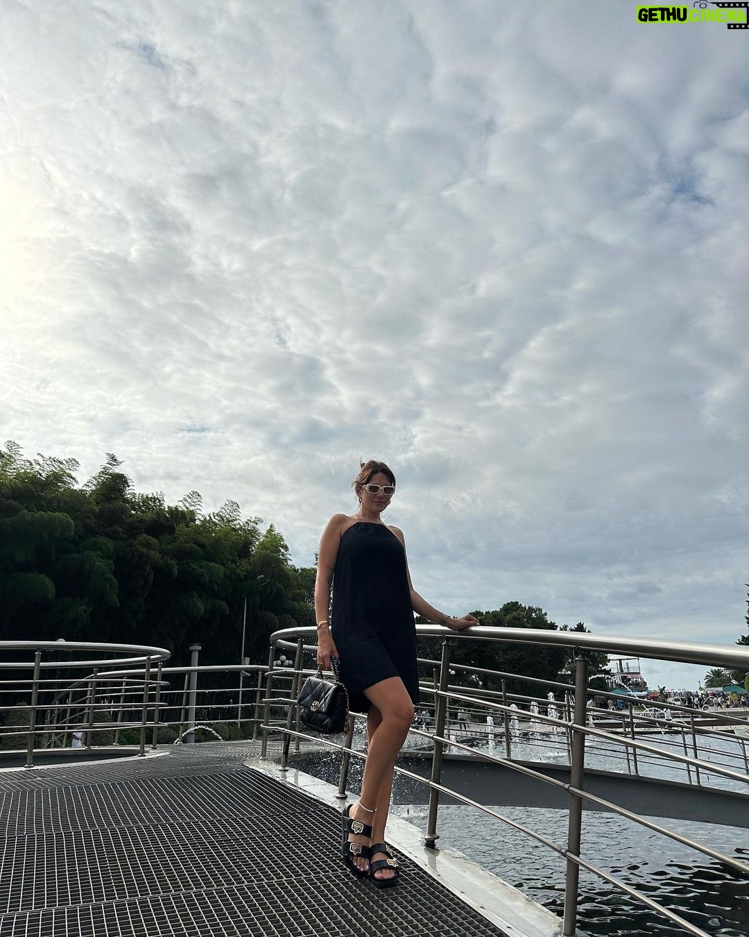 Buse Varol Instagram - Bu fotoğrafın bir şarkısı olsa hangisi olurdu 🙃🎶✨