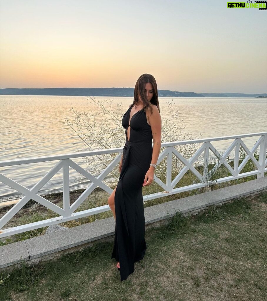 Buse Varol Instagram - 🖤 Çanakkale Denizevi