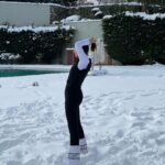 Buse Varol Instagram – Vallahi ne yalan söyleyeyim fotoğraf çekilicem diye dondddddummmm❄️🥶🥶🤍