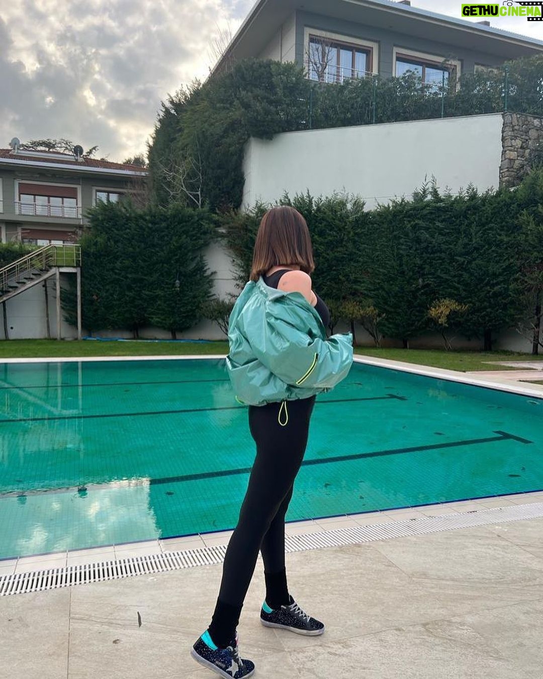 Buse Varol Instagram - 🦋 Yaşamak dediğin üç beş kısa mutlu an'dan ibaret ✨