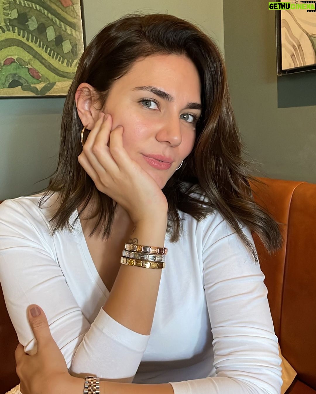 Buse Varol Instagram - Sizce hangisi ben 🙃 makyajli mı, makyajsız mı ? 😘