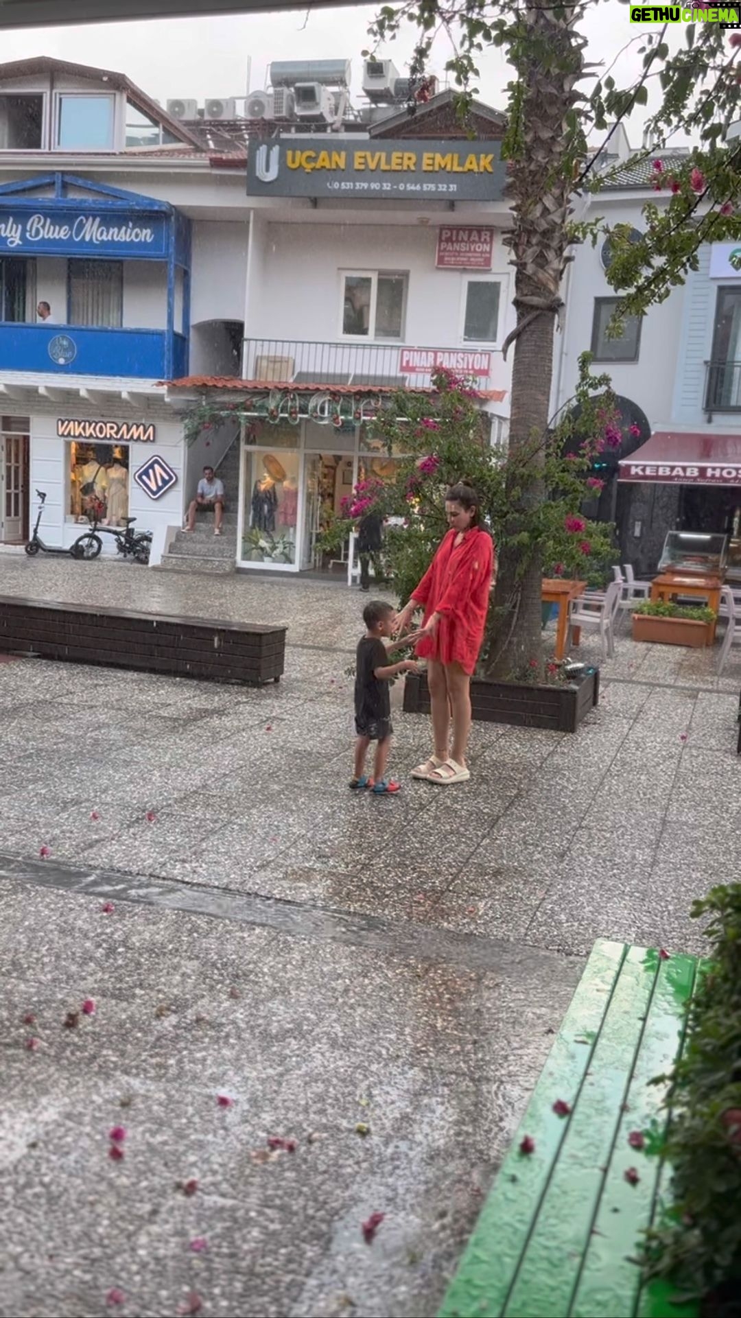 Buse Varol Instagram - Burkimle yağmurda dans ettik 🩵 Anılarımıza bir yenisi daha eklendi..🙌🏻🧿 Göcek