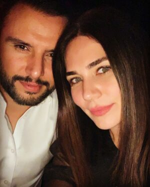 Buse Varol Instagram - 6. Yılımız kutlu olsun kocacım🫶🏼 Kötü enerjilerden uzak, çekirdek ailemizle birlikte nice yıllarımız olsun🙌🏻 Sen, Ben ve çocuklarımız🧿 iyi ki..... @alisanofficial
