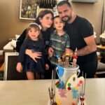 Buse Varol Instagram - 5 sene önce bugün bana anneliği yaşattın❤️ Sana olan sevgimi , aşkımı kelimelerle anlatamam.. Hayatin boyunca şans seninle olsun oğlum✨ Ben, baban ve kardeşin seni çoook seviyoruz❤️🧿 #Burak5yasinda#13subat#2019 🫶🏼