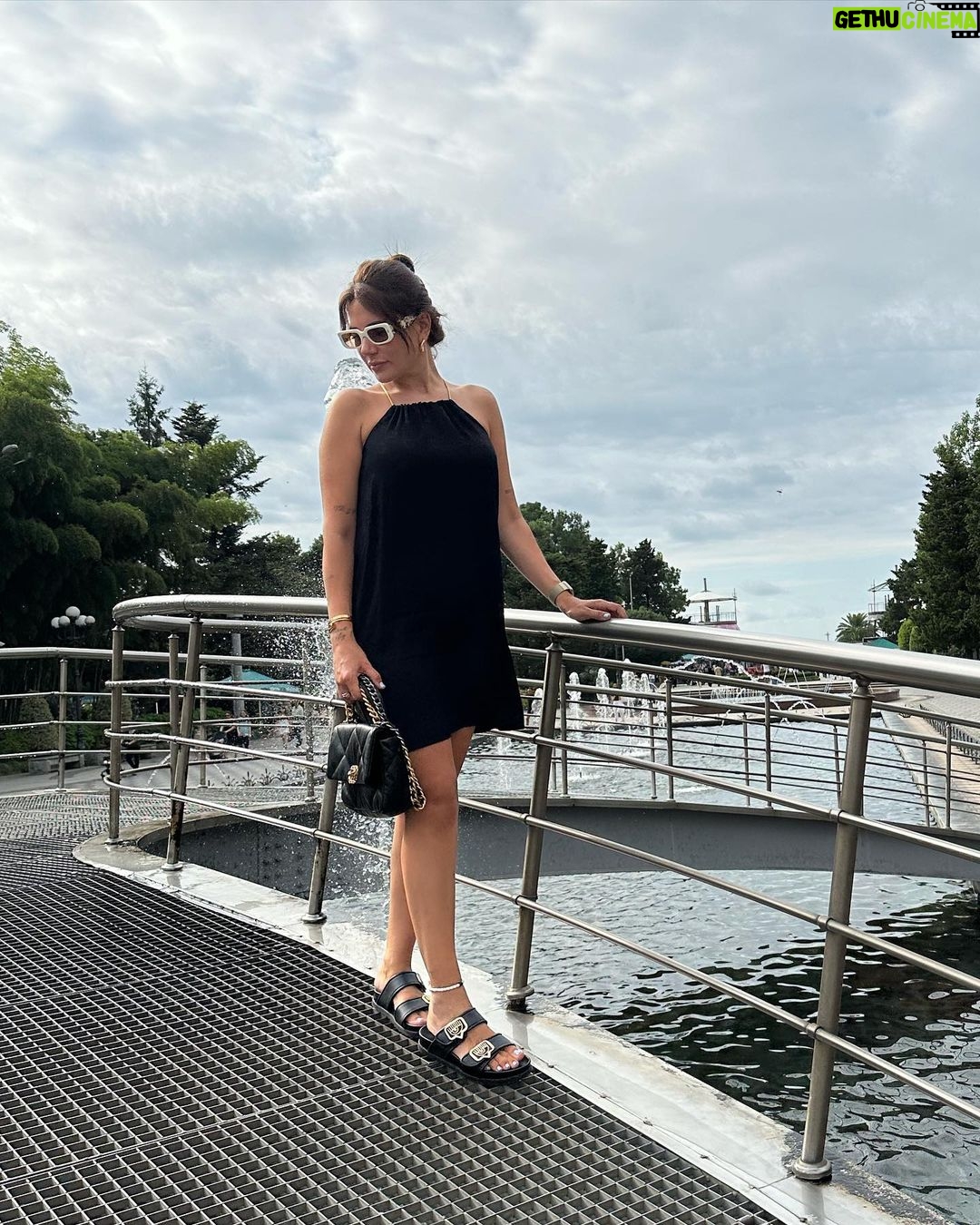 Buse Varol Instagram - Bu fotoğrafın bir şarkısı olsa hangisi olurdu 🙃🎶✨
