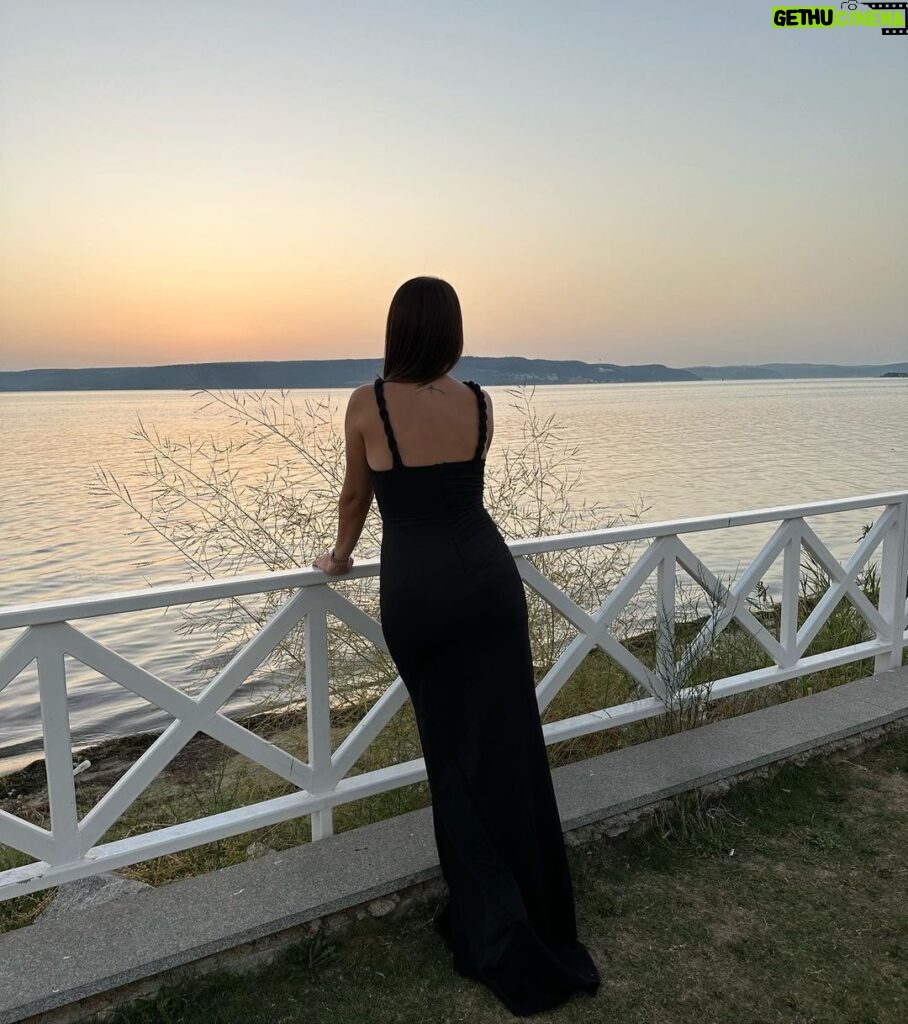 Buse Varol Instagram - 🖤 Çanakkale Denizevi