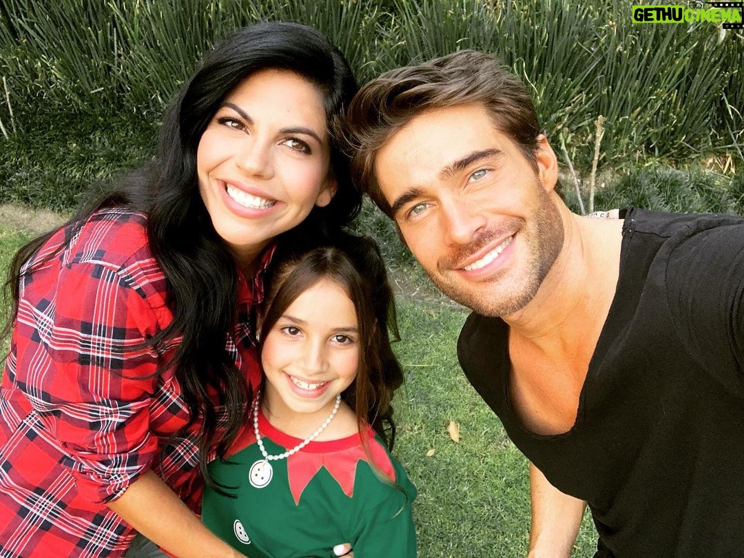 África Zavala Instagram - Pronto conocerán a estos personajes 👏🎬Gracias @rodrigoguirao #Andreita fue un placer trabajar con ustedes !! #juntosenestanavidad @sofiagarrido_cine @yahayrafilms @vip2000tv @milifetime #equipazo