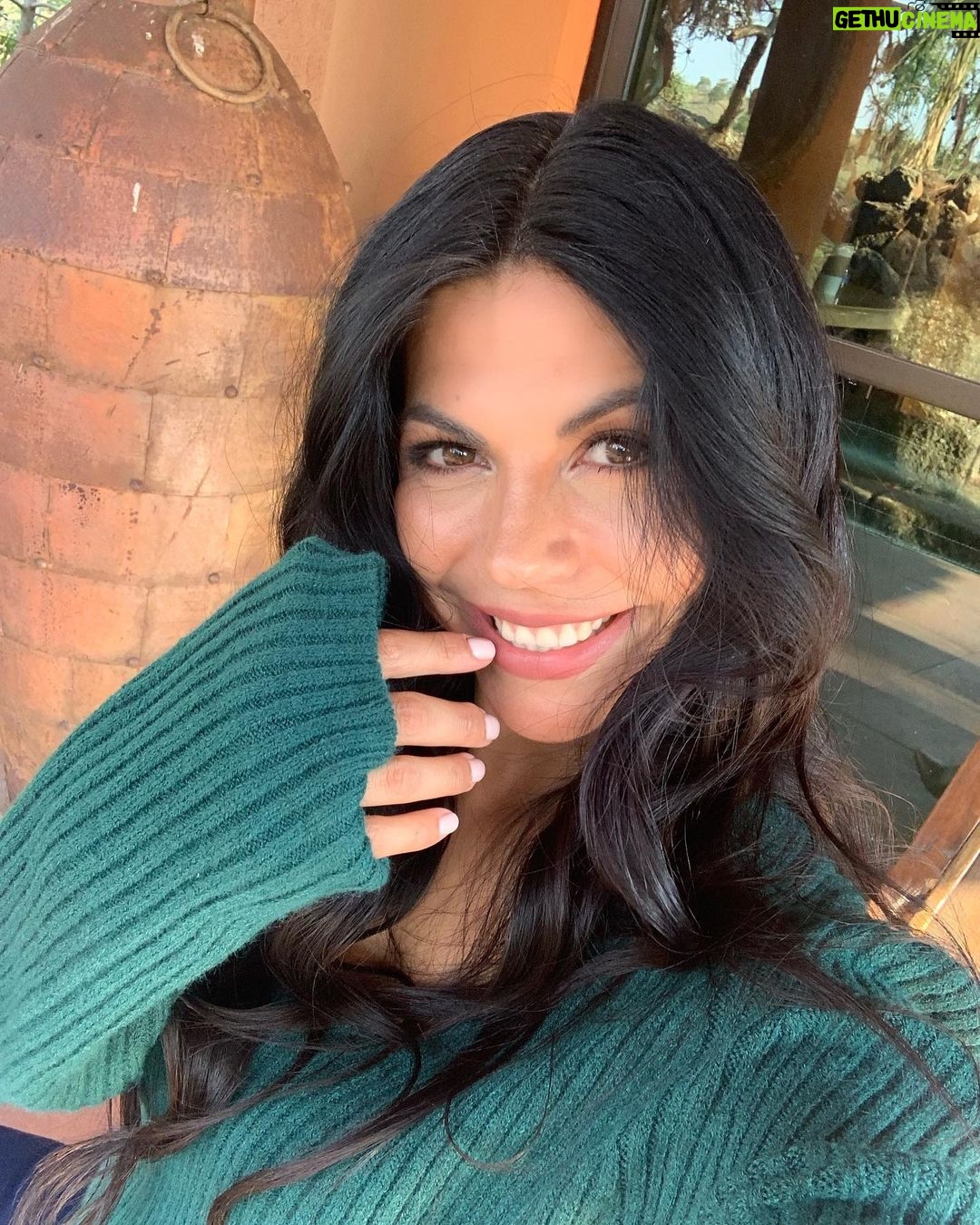 África Zavala Instagram - Isabel 🌸👏✨🎬 @yahayrafilms @milifetime @sofiagarrido_cine @vip2000tv @alepalomera1 @palomeragroup #makeup @isabelcasillas.mua #hair @robbie_from_da_block #lovethisteam #filmando #amorennavidad