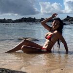 África Zavala Instagram - Living that #Hawaii life 🌈 #live #love #Aloha #ohana #africazavala @leonperazapro 🤙🏻 #surflife #surfstyle Sunset Beach, Hawaii