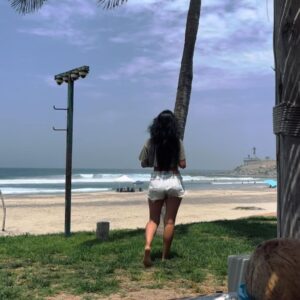 África Zavala Instagram - Mira el Sol , Mira las nubes , Mira la luna , Mira las estrellas 🌟 ¿te has fijado que siempre están ahí hermosas pase lo que pase ?  Así es la vida, mírala, disfrútala, vive en libertad disfrutando cada momento🙏 Porque todo pasa quieras o no , así que ríe y sueña todos y cada uno de los momentos de tu vida , porque una vez que han pasado ya no los volverás a recuperar. #estamosvivos #africazavala #lifeisgood #dioslosbendiga #Domingo