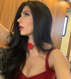 África Zavala Instagram - Que tengan una linda semana 🙏❤️💋 #ladyinred #africazavala