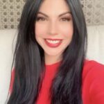 África Zavala Instagram - Me encanta lo intenso que sigue el color que me hice con #Palette. Les recomiendo este tratamiento de cuidado del color, es de uso diario y hace que te dure mucho más!!! #ColoresIntensos #SinMiedoAlColor #LargaDuracion