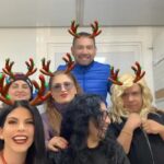 África Zavala Instagram - Feliz Navidad 🤪@miguelglezmakeup @karliupx_mua @danydeandaof @dianarinconp @fabiolagarcia_81 @patriciacano2161 #esdlc9