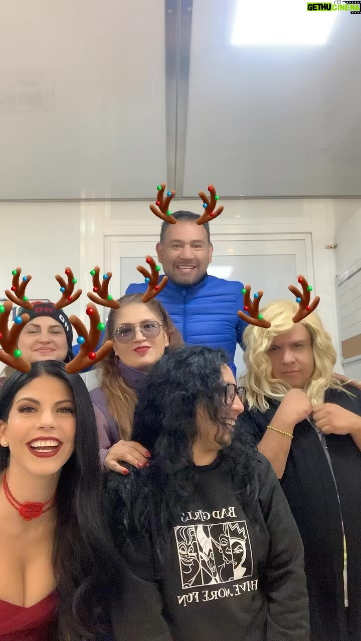 África Zavala Instagram - Feliz Navidad 🤪@miguelglezmakeup @karliupx_mua @danydeandaof @dianarinconp @fabiolagarcia_81 @patriciacano2161 #esdlc9