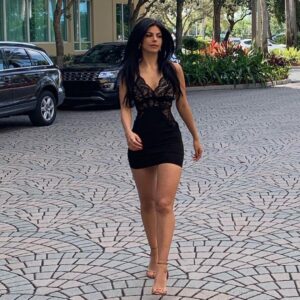 África Zavala Instagram - Vive carajo , Vive! Y si algo no te gusta Cámbialo , Y si algo te da miedo Supéralo , Y si algo te enamora Amalo. 🦋