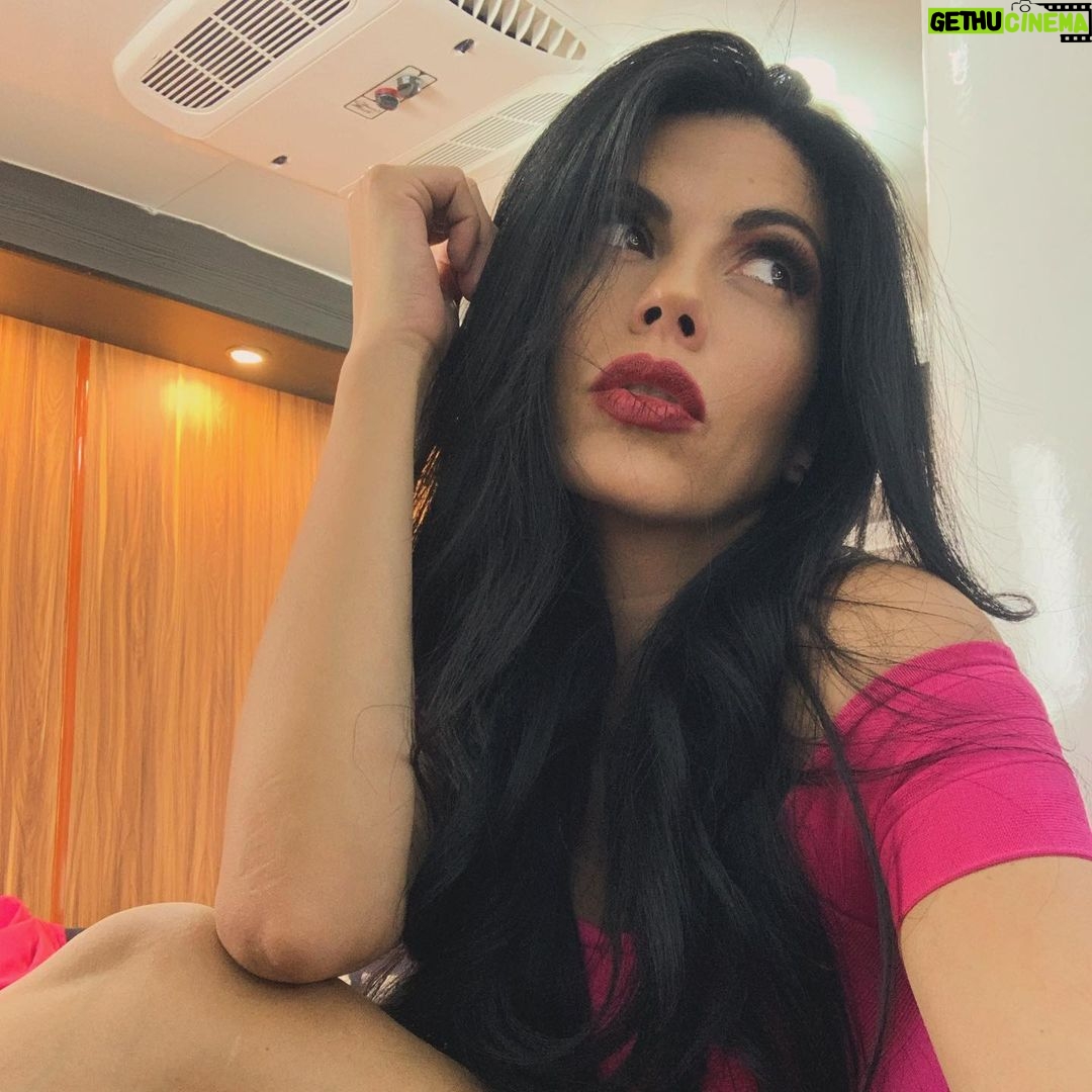 África Zavala Instagram - Que tengan una linda semana 🙏❤️😘