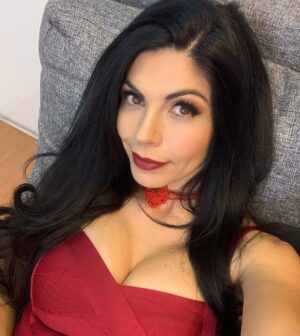 África Zavala Instagram - Que tengan una linda semana 🙏❤️💋 #ladyinred #africazavala