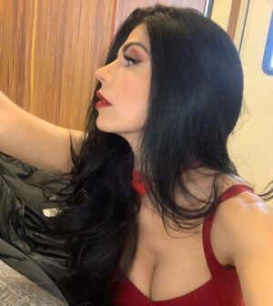 África Zavala Instagram - Que tengan una linda semana 🙏❤️💋 #ladyinred #africazavala