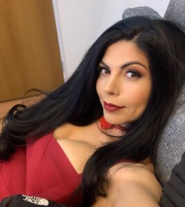 África Zavala Instagram - Que tengan una linda semana 🙏❤️💋 #ladyinred #africazavala