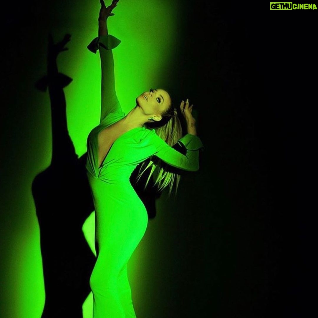 Carmen Electra Instagram - just call me the queen of halloween 💚 is anyone dressing up like me this year?! 👀👻 #halloween #green #spooky #villian #costume @iamwalidazami Link In Bio