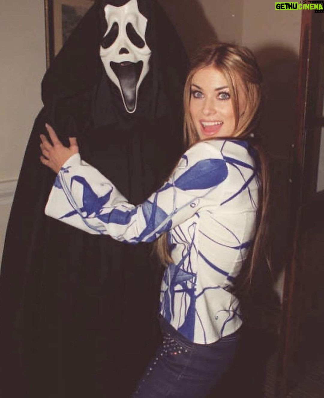 Carmen Electra Instagram - donโt forget to watch your backs this halloween ๐๐ป #scarymovie #throwback #ghostface #halloween #costume #spooky #horror Link In Bio